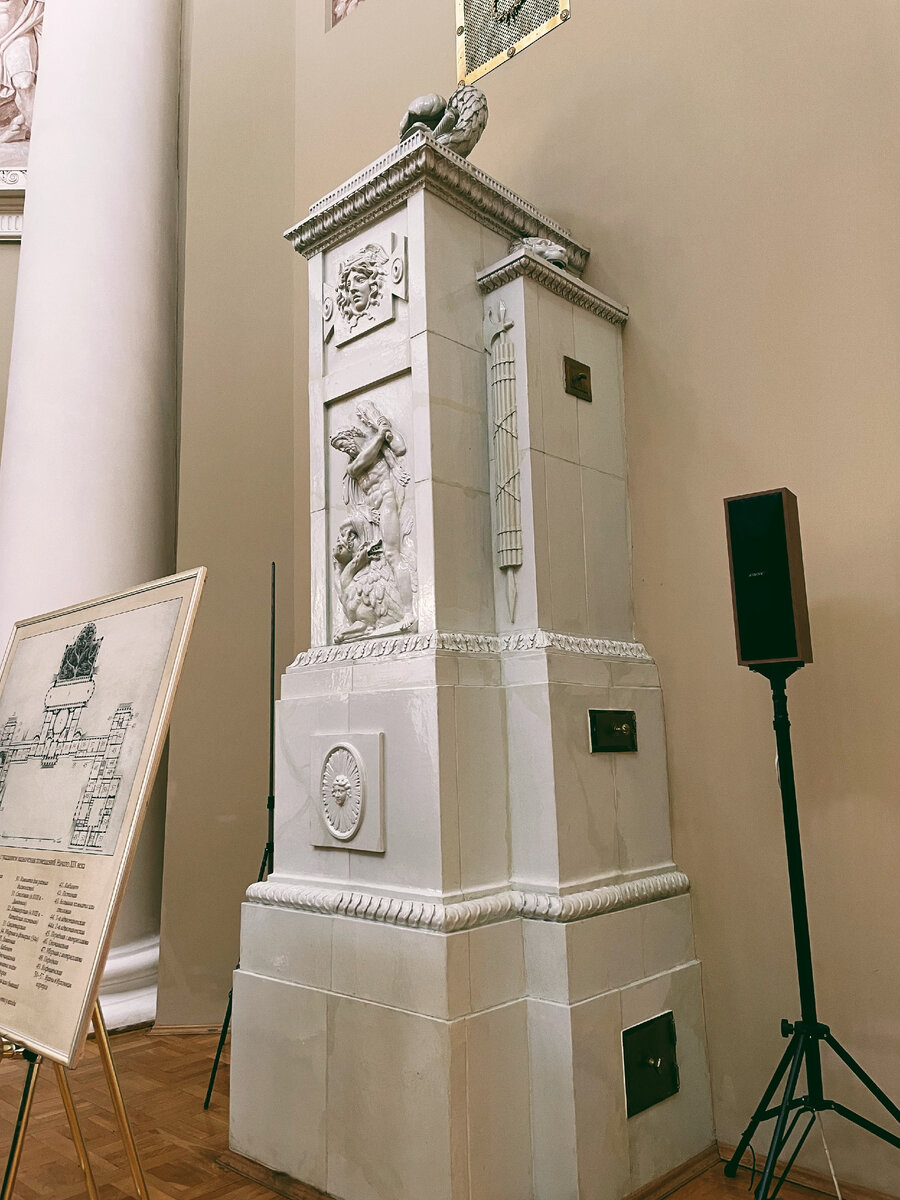 Старинные печи в интерьере купольного зала