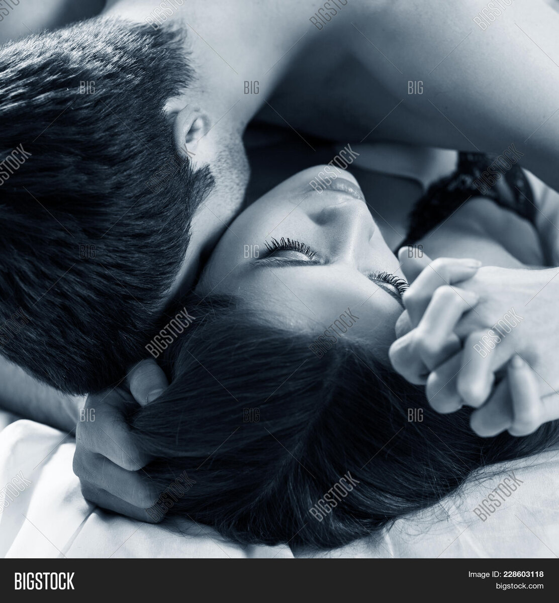 Иногда собралась на свидание, в восторге от своей внешности, а тебе мужчина говорит : " зачем ты так сильно накрашена, мне больше нравится, когда ты без косметики ". Как оказалось, большинство мужчин не понимают наши женские тренды.