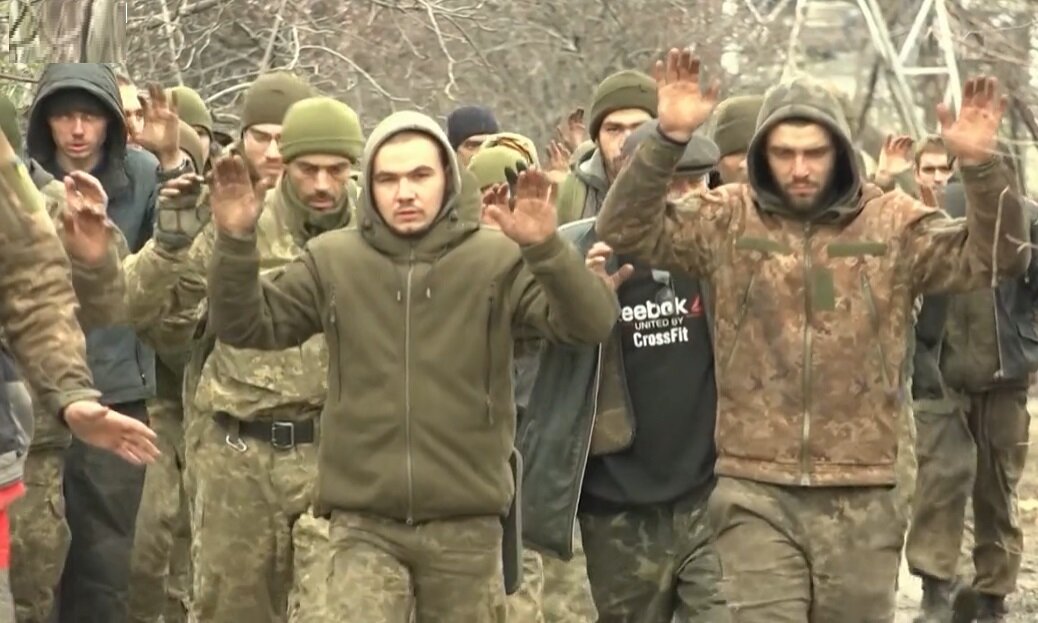 Сдача бойцов ВСУ из промзоны Завода Ильича (Мариуполь). Источник: 1tv.ru