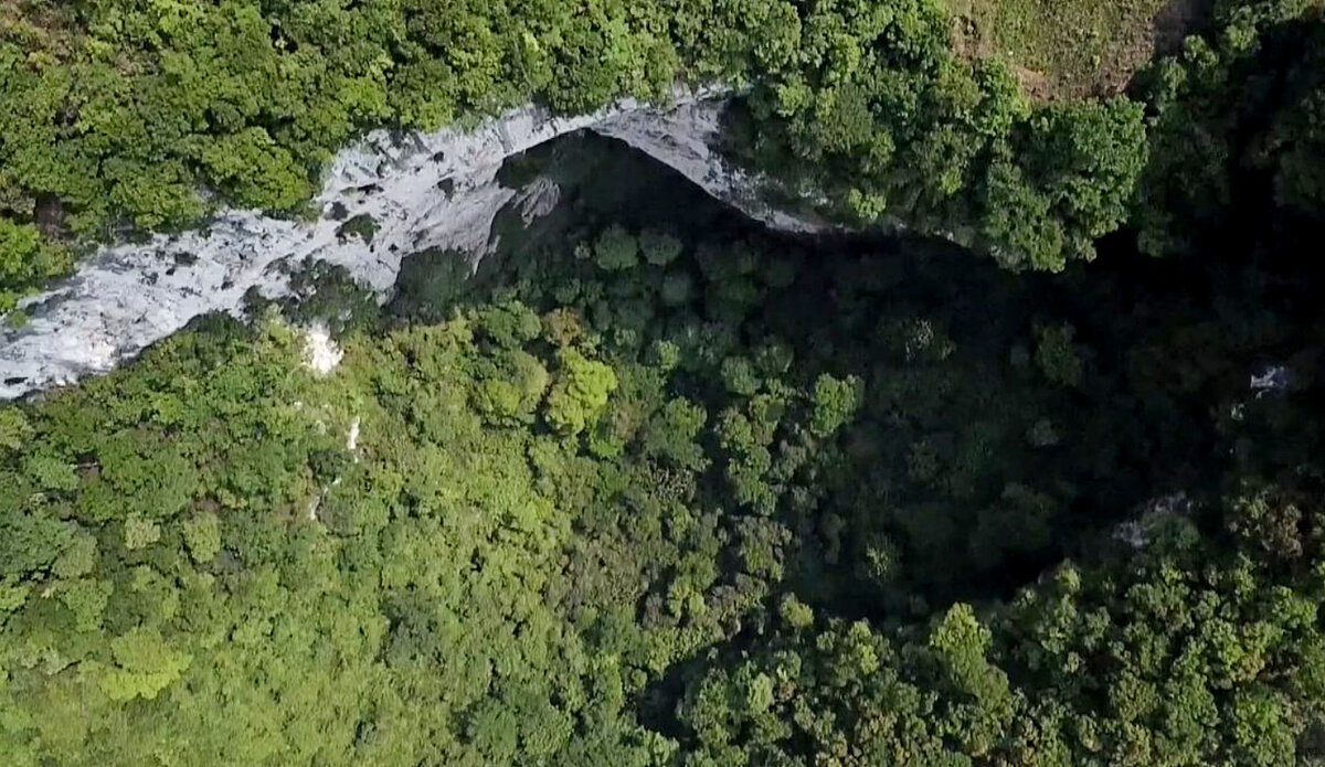 Огромная воронка посреди лондона. Гигантская карстовая воронка в Китае. Воронка в Китае с первобытным лесом. Огромная воронка в лесу Китая. Карстовая воронка в Китае в уезде Лэе.