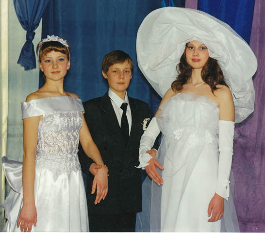 Да, это шторы и тюль... И трое одноклассников, которым уже 35...