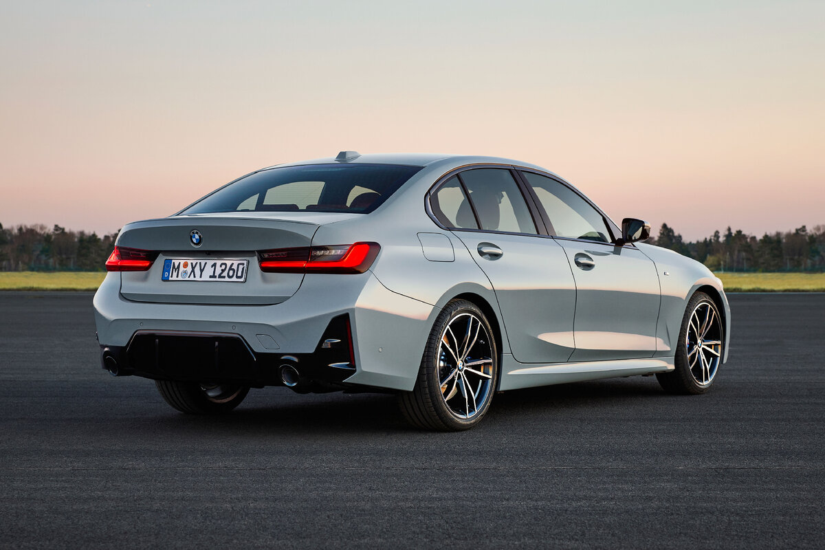 Горизонтальные линии, узкие фары и расширенные задние колесные арки подчеркивают ширину и мускулистость задней части. Диаметр насадок выхлопной системы теперь составляет 90 или 100 миллиметров, в зависимости от варианта двигателя.