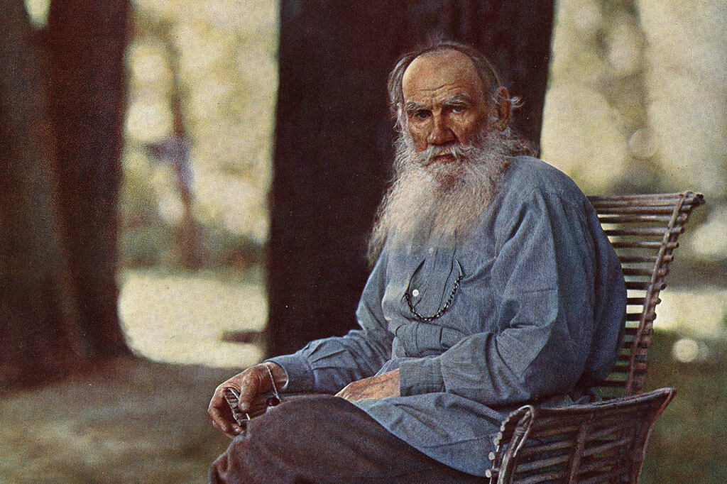 Лев Николаевич Толстой в парке Ясной Поляны, 23 мая 1908 года. Фрагмент фотографии Сергея Прокудина-Горского, wikimedia.org 