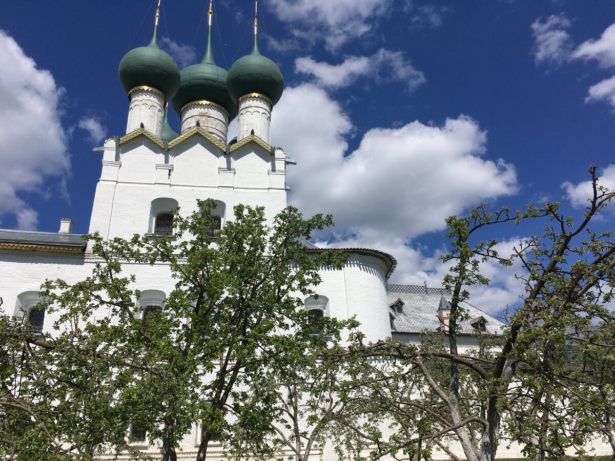 Этой статьёй я завершаю свою "трилогию" с рассказами о древнем кремле Ростова Великого. Первая статья была посвящена Соборной площади, вторая  - Архиерейскому двору Ростовского кремля.