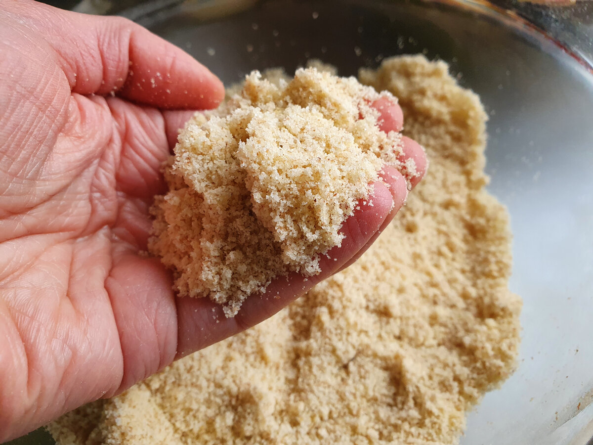 Вот такая мучная крошка в итоге должна получиться