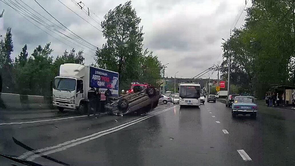 Вчерашнее ДТП в Иркутске на ул. Сергеева, на въезде на бульвар Рябикова. И ведь вроде бы на ровном месте... Фото Константина Куликова 