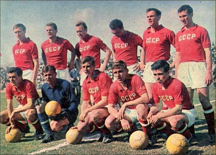 Сборная СССР (слева направо): верхний ряд - Игорь Нетто, Виктор Понедельник, Алексей Мамыкин, Гиви Чохели, Валентин Иванов, Игорь Численко; нижний ряд - Валерий Воронин, Лев Яшин, Анатолий Маслёнкин, Леонид Островский, Галимзян Хусаинов.
