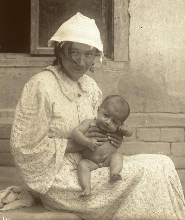 Молодая женщина-узбечка с ребенком во дворе, 1926. Среднеазиатская этнологическая экспедиция АН СССР. Ташкент (Источник: https://humus.livejournal.com/8345396.html)