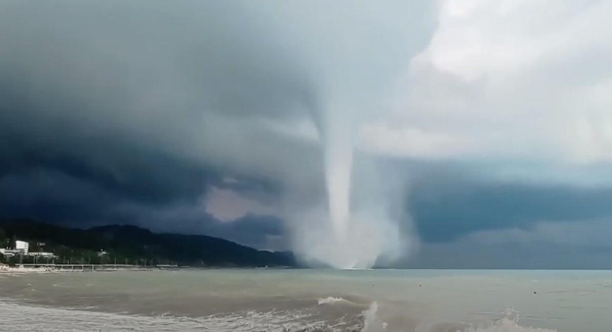 скрин из видео. Смерч в Лазаревском.