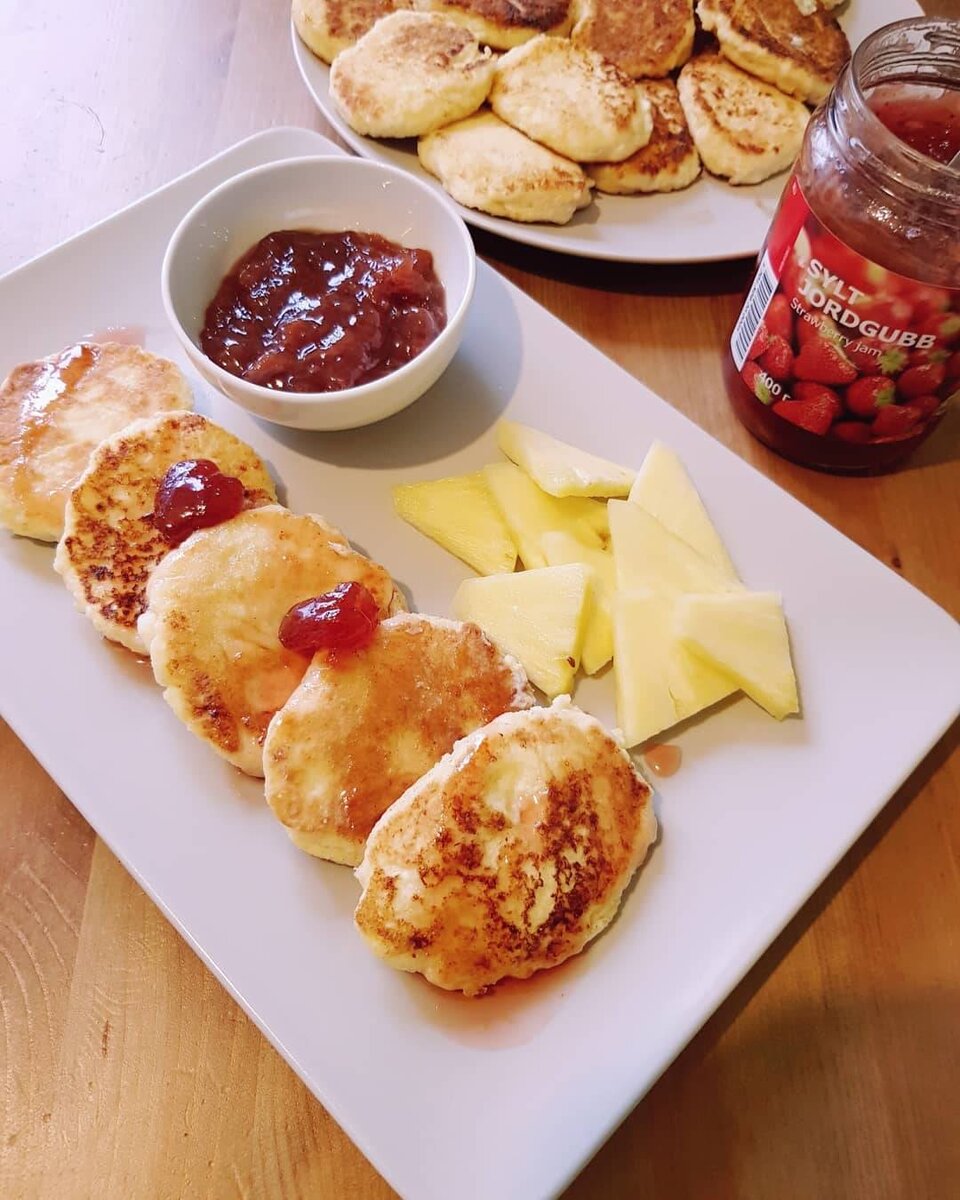 Сырники с клубничным джемом🍓 | Овкусе.ру - Ежедневная готовка в радость!  Пошаговые рецепты с фото | Дзен