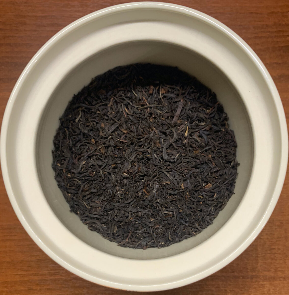 Вид чайного листа в банке