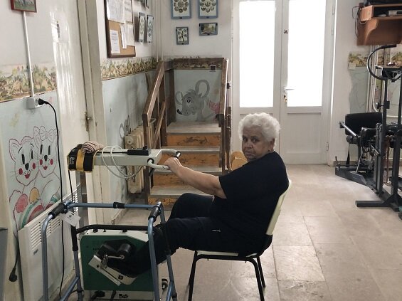 Пожилая пациентка Степанакертского реабилитационного центра