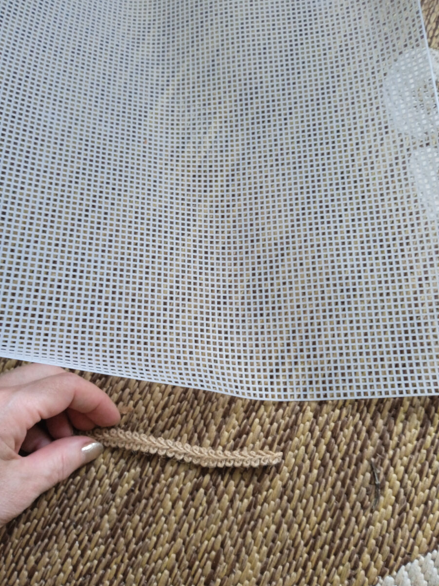 Основа для сумочки - пластиковая канва. 