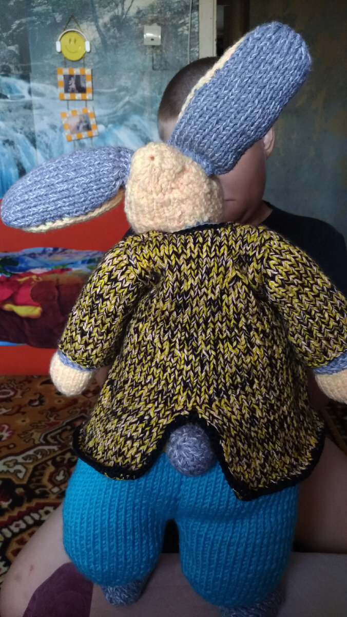 Вязание спицами ,каждая деталь вяжеться отдельно и сшиваеться по этапно.