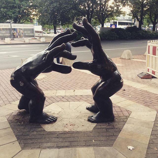 Памятник рукопопым в Дортмунде