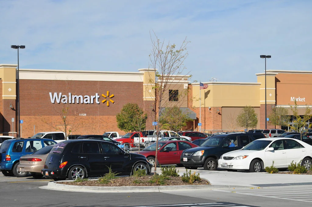 Los angeles parking. Парковка Walmart. Американская автостоянка. Супермаркет в Америке. Волмарт в Лос Анджелесе.