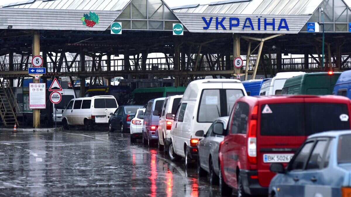    Автомобили на международном пункте пропуска "Краковец - Корчева" (Украина - Польша) во Львовской области© РИА Новости / Стрингер