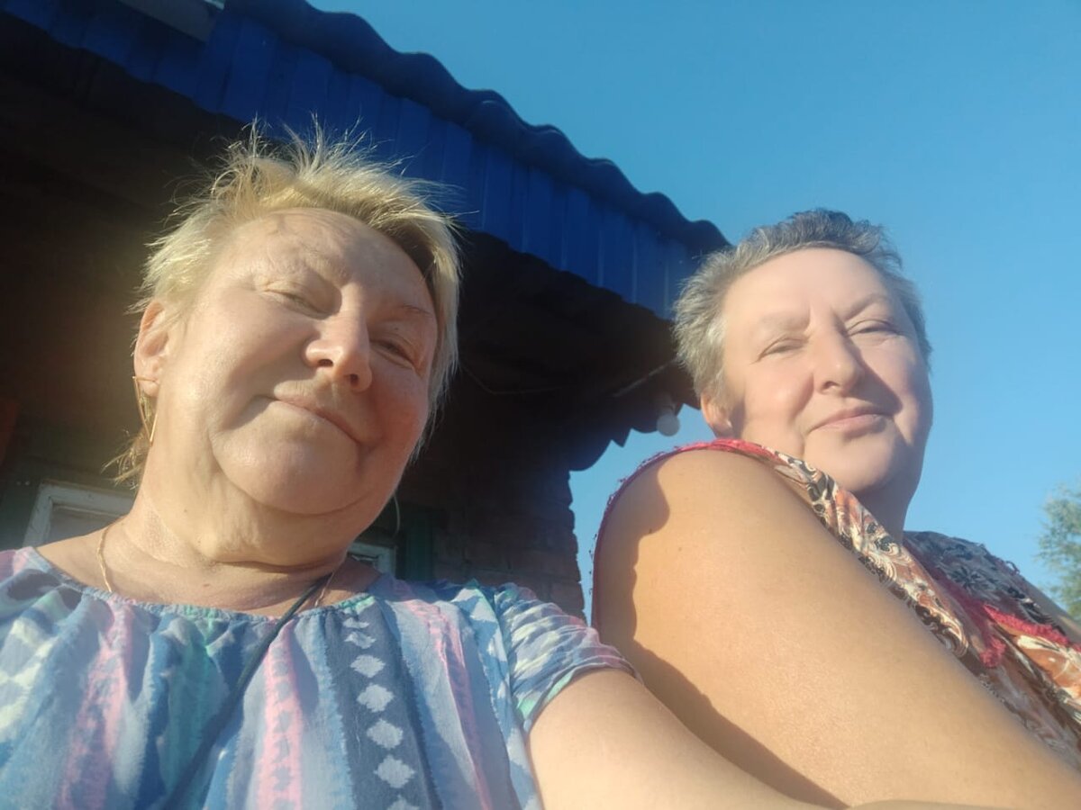 Утро на крылечке. Играем в китайских летчиков ))