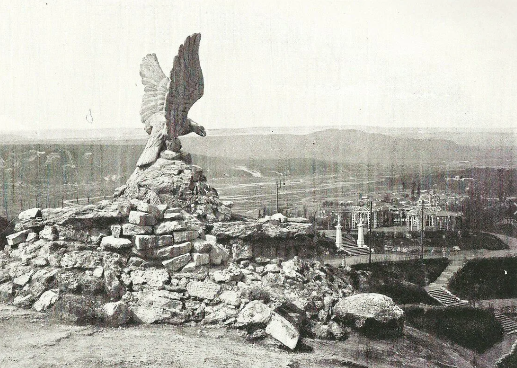 Орел, терзающий змею, изготовлен к 100-летию КавМинВод