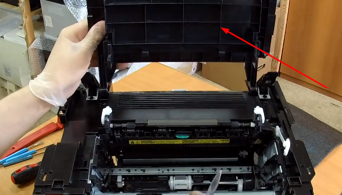 Фото 55. Отключаем от платы четыре шлейфы, указанные красными стрелками