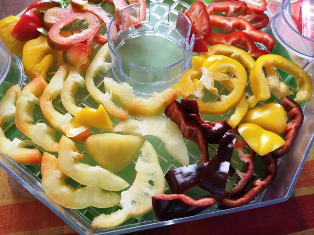 Но у перца нет такой мякоти, как у помидоров. Поэтому с сушкой перца все понятно.