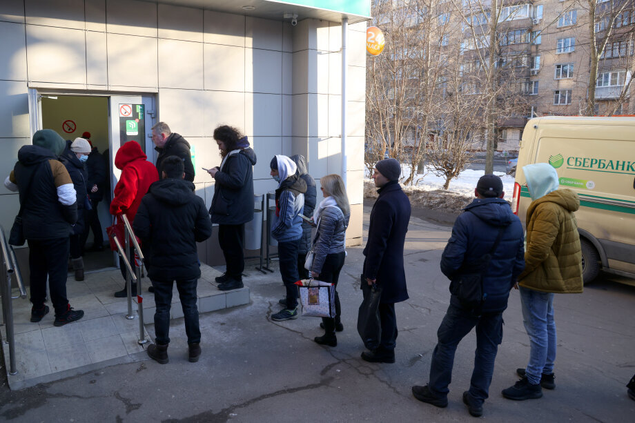 Очередь в одно из отделений Сбербанка 25 февраля 2022 года. Фото: Владимир Гердо/ТАСС