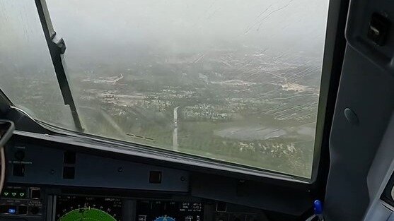     Съемка велась из кабины пилота.