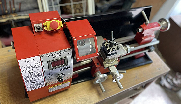 Небольшой настольный токарный станок