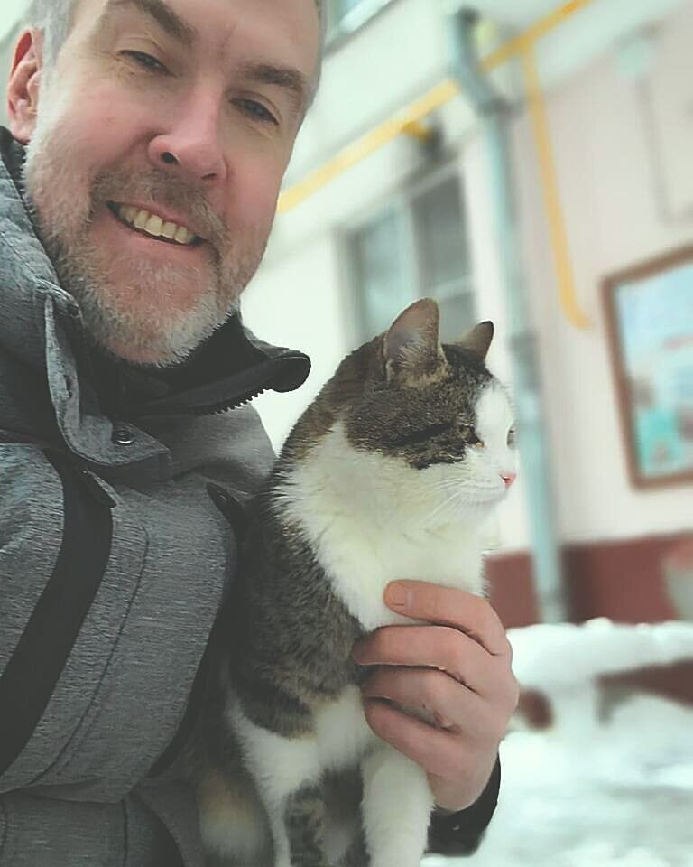 Руслан. Кормил этого кота. Однажды пришел - а кот уже очень болен. Пришлось забирать.