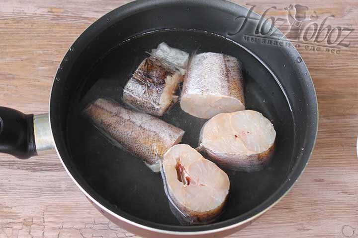 Рыбную тушку потрошим, чистим и хорошенько моем после чего нарезаем кусками необходимого размера. Теперь кладем рыбу в кастрюлю, заливаем водой и варим около 15 минут