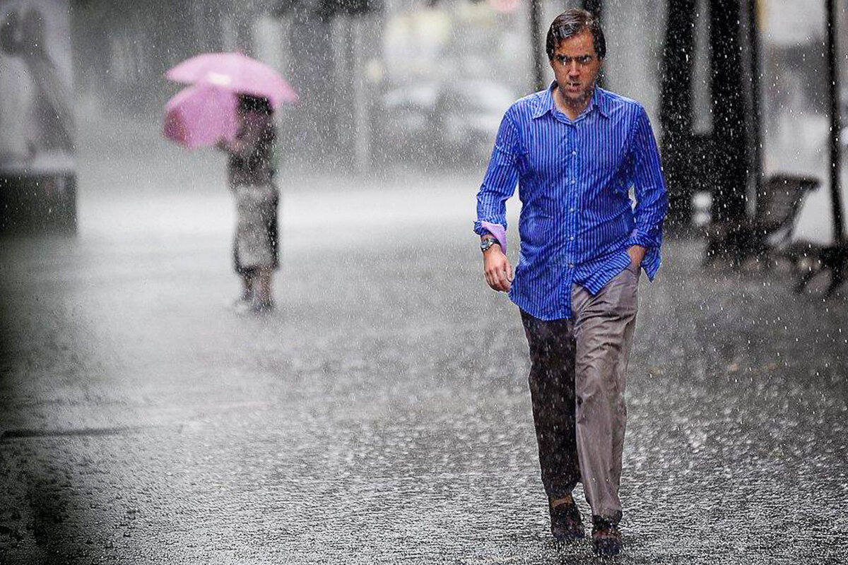 Грустный дождливый день. Человек под дождем. Под дождем без зонта. Человек промок под дождем. Человек идет под дождем.