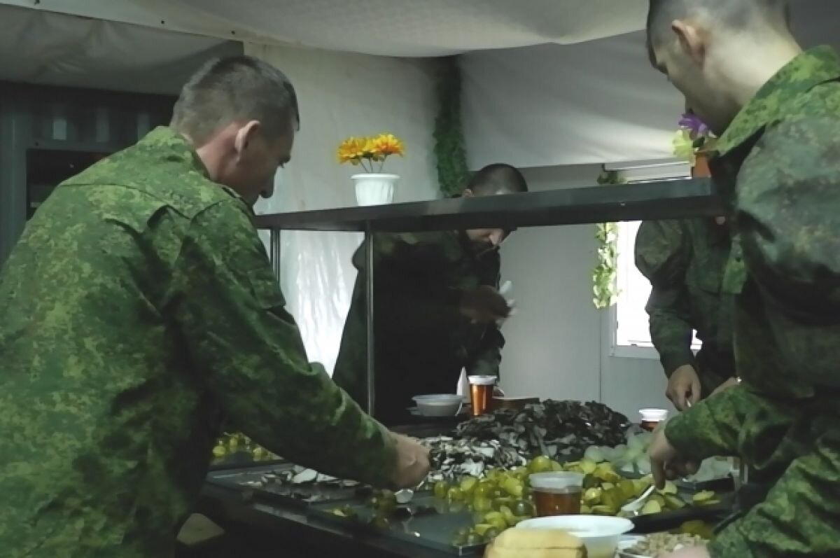    Под Волгоградом для мобилизованных устроили пир с блинами и драниками