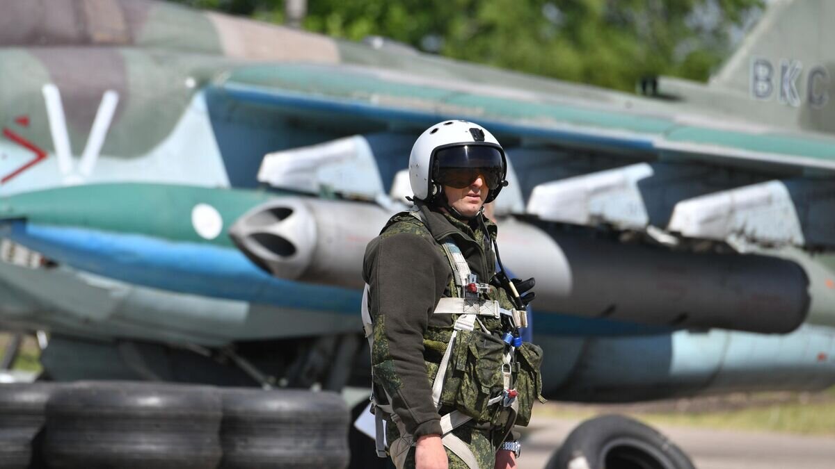    Летчик возле самолета Су-25 "Грач", задействованного в специальной военной операции на Харьковском направлении© РИА Новости