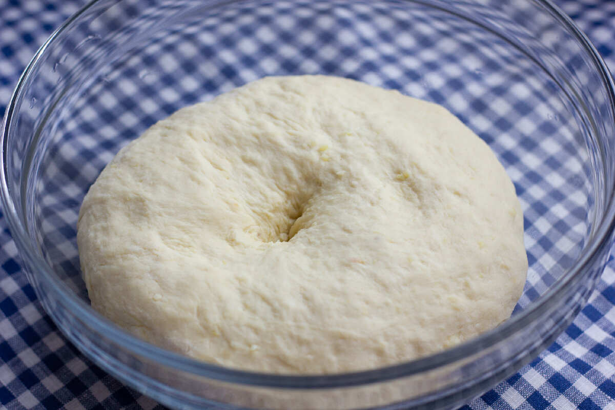 Готовое тесто очень мягкое, слегка липнет к рукам, при надавливании не возвращает форму, как на фото