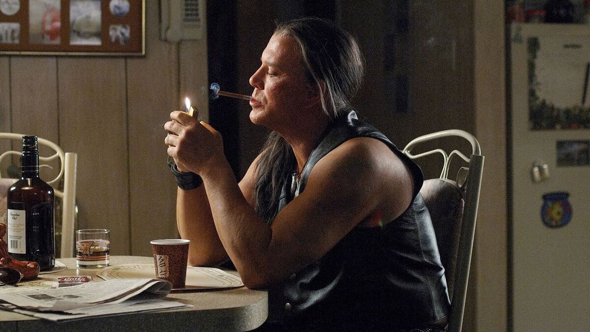 Черный Дрозд — киллер. По его собственному признанию, он «отстреливает людей. Иногда за бабки, иногда просто так». Однажды, когда Черный Дрозд и его дружок Ричи отправились на дело — осуществить задуманное им помешали Кармен и Уэйн Колсоны. С этого момента супруги обречены, так как становятся очередной мишенью профессионального убийцы.