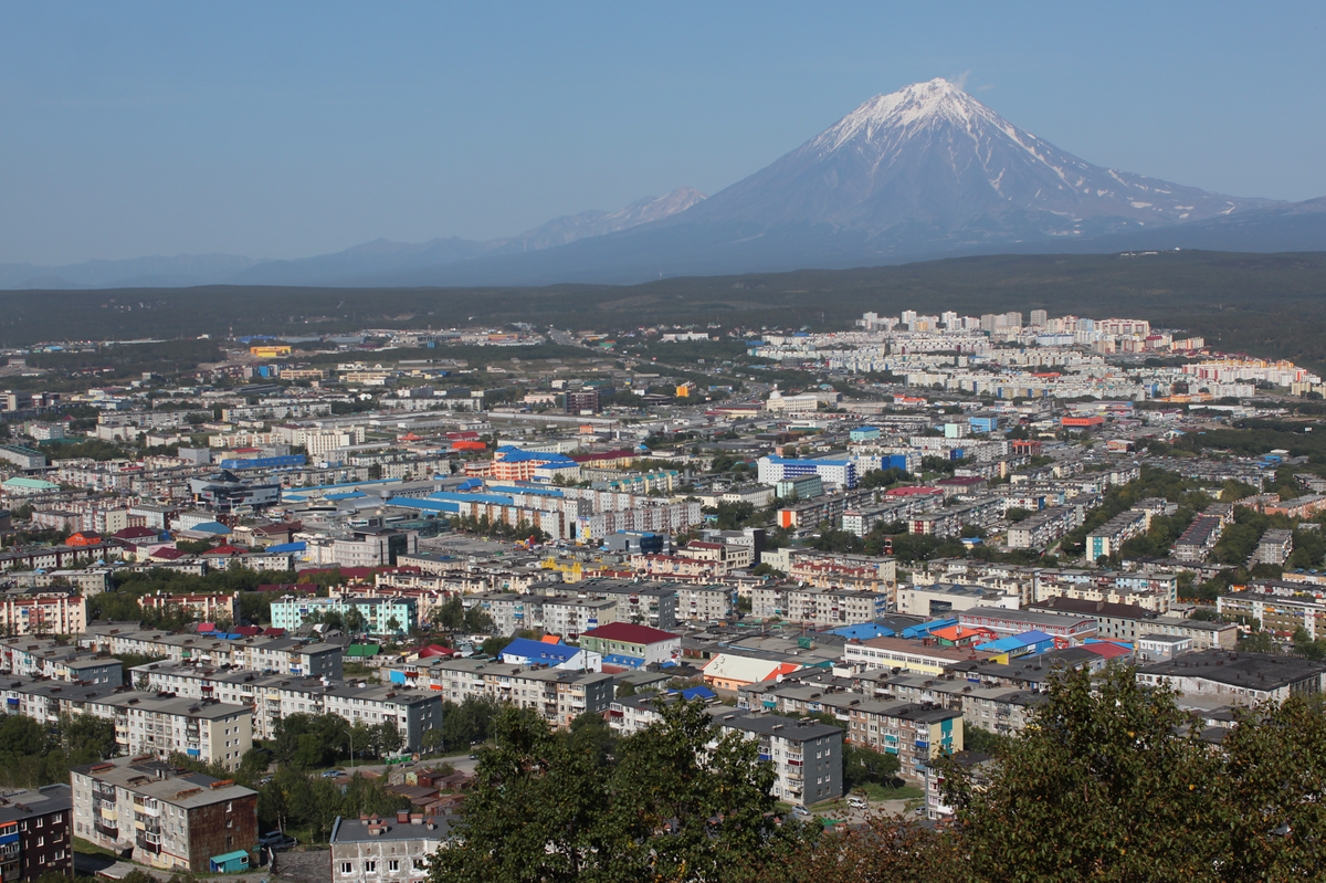 День с отличной осенней погодой в ППК, 2012. Зимой снег до второго этажа, летом дожди. На цены в магазинах лучше не смотреть.