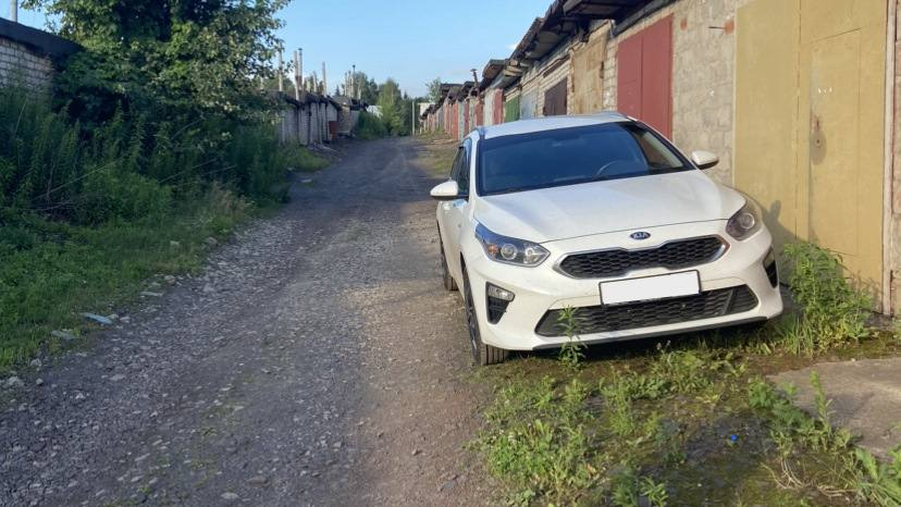 Моя машина у гаража моего отца