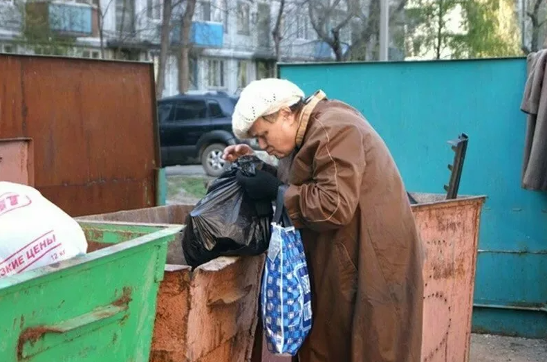 Клин Сити 621-619. Бабушки роются в мусорке.