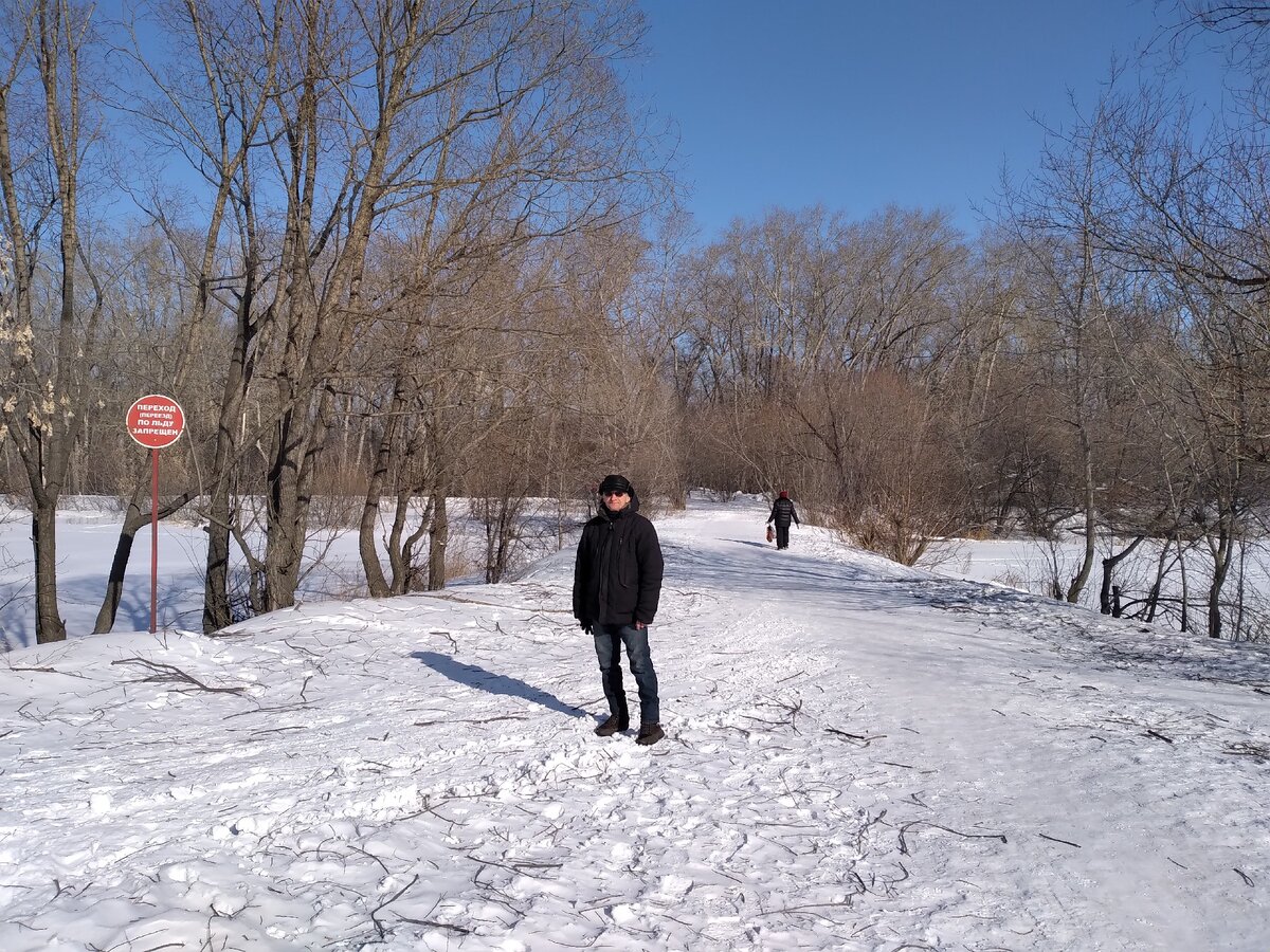 Валентин Петрович на фоне Заячьего (Собачьего) острова. За спиной один из насыпных мостов.