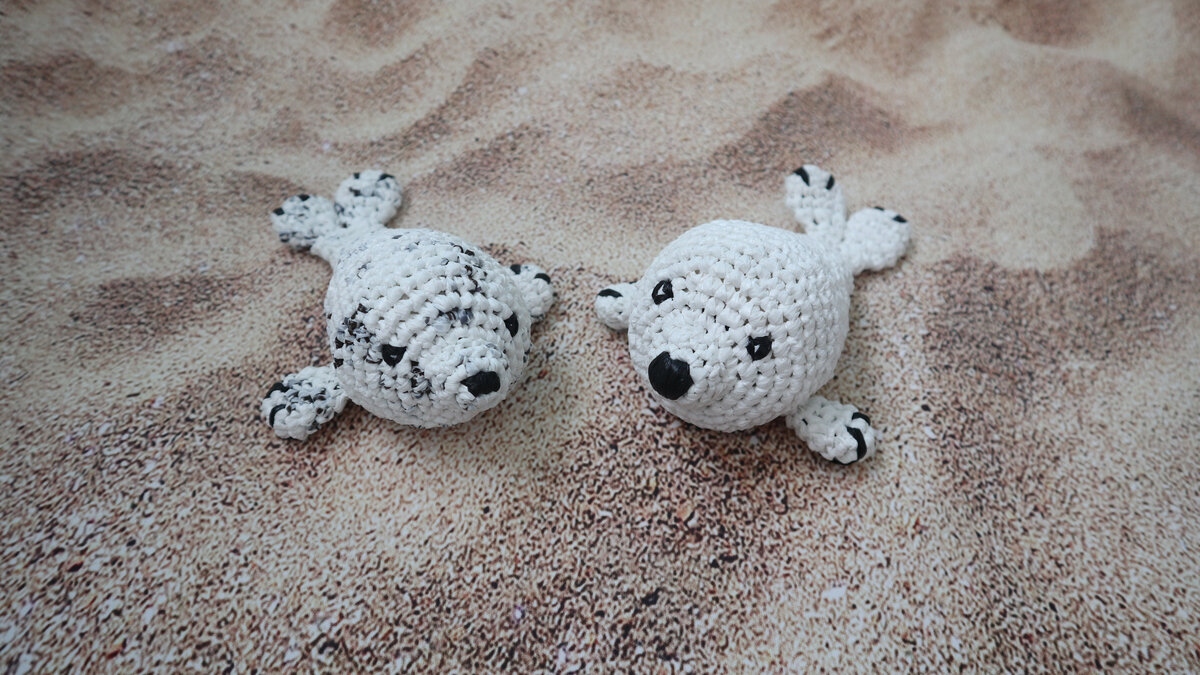 Вязаный белек крючком