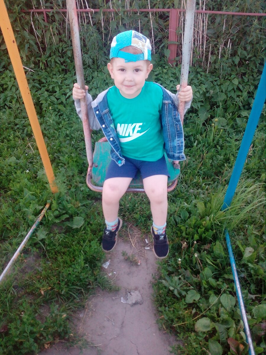 Это мы на другой детской площадке, а в многоквартирниках , современные детские площадки 