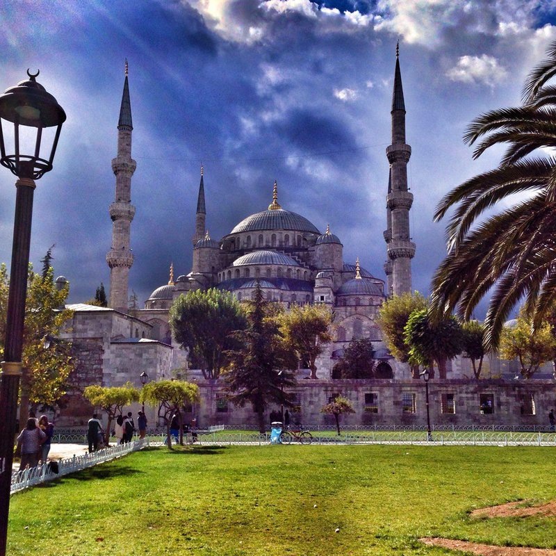 Мечеть Султанахмет, более известная как Голубая мечеть, также Мечеть Ахмедие, - один из крупнейших религиозных комплексов в Стамбуле.