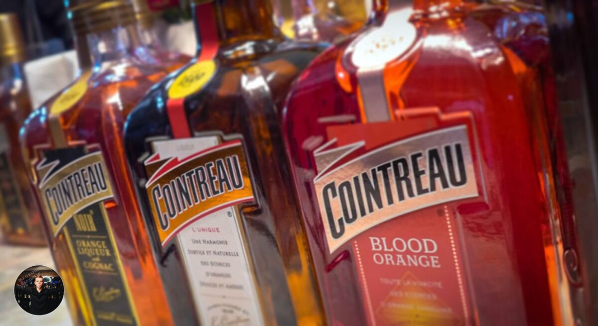 История "Куантро" в фактах
Авторами напитка стали братья Куантро, которые в середине 19 века открыли во французском городе Анже собственный винодельческий завод. Изначально они выпускали вишневые ликеры, после чего расширили ассортимент до 50 разных видов ликеров из фруктово-цветочных композиций.
