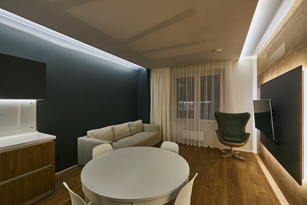 Здесь потолок Черутти обыгран диодными лентами со всех сторон