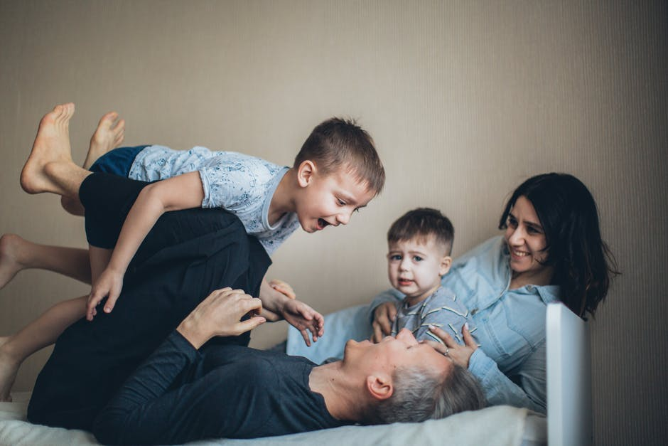 Фото https://www.pexels.com/photo/family-bonding-during-quarantine-4008800/