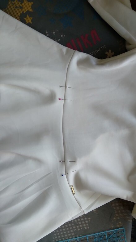 Переношу вытачки на изнаночную сторону. Листайте вправо