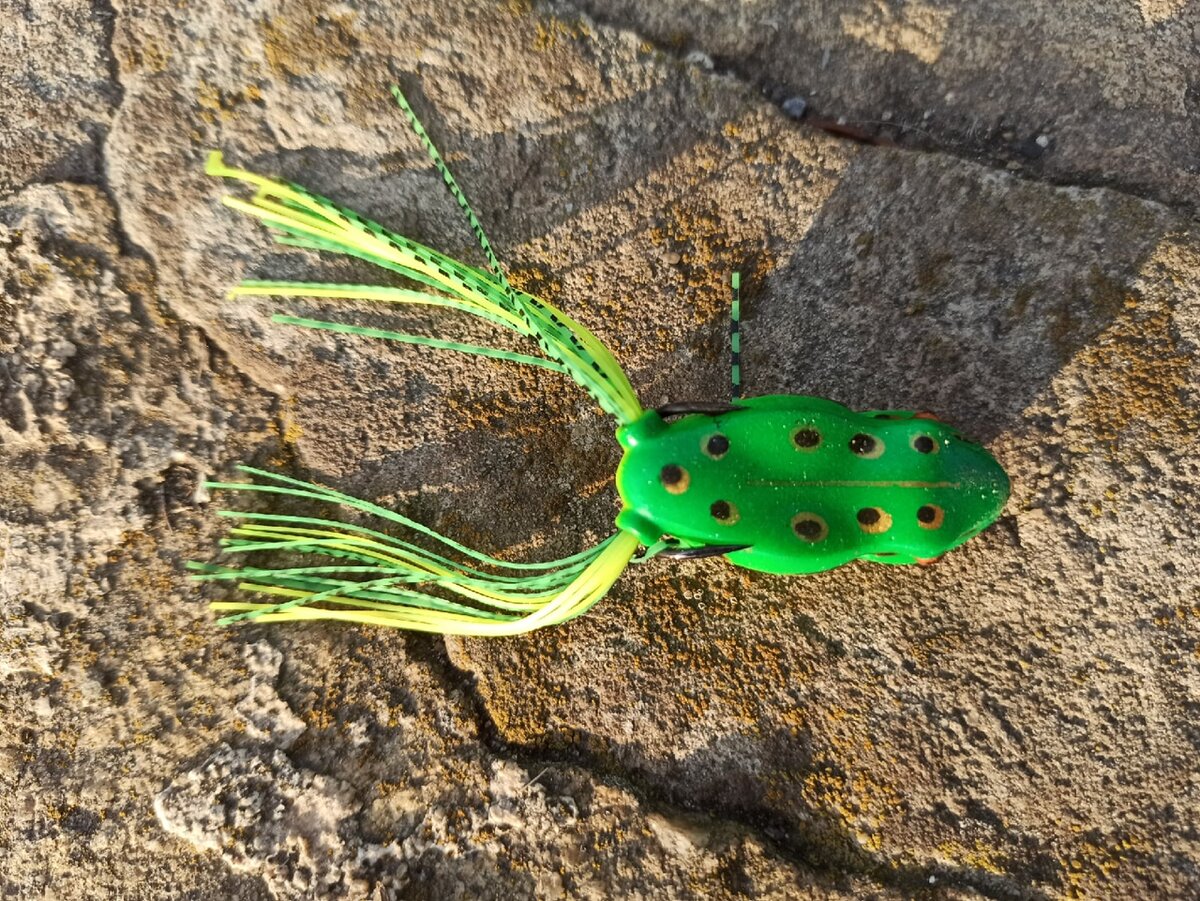 Жала крючка плотно прилегают к силиконовому корпусу приманки