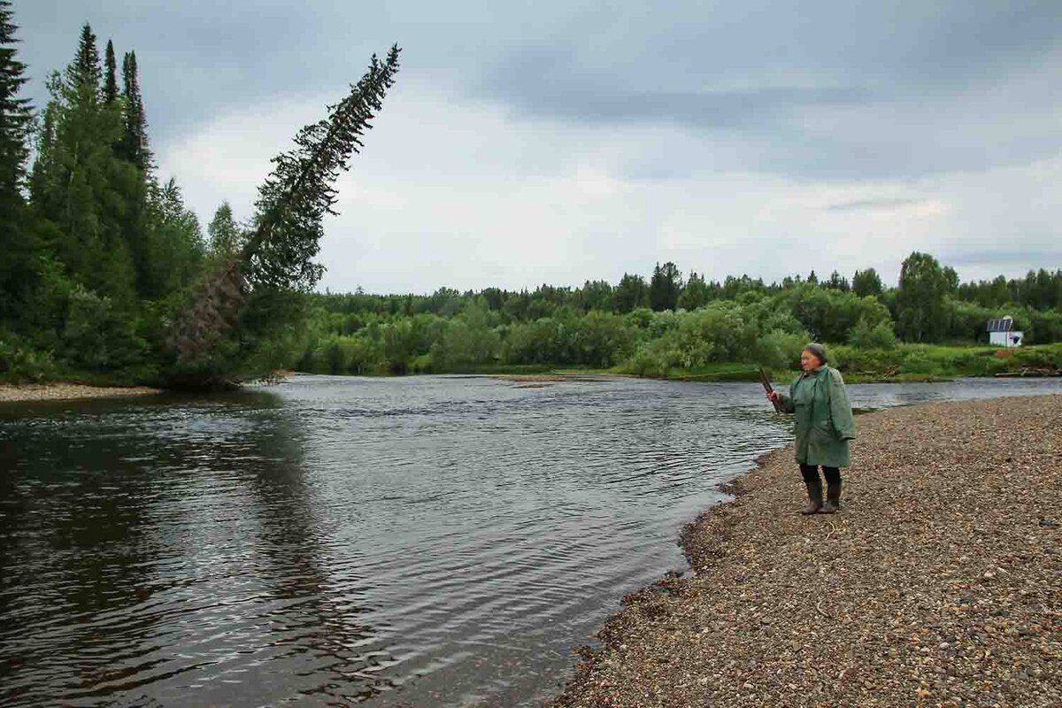 Мансийская женщина Альбина Анямова рыбачит на реке Лозьва.