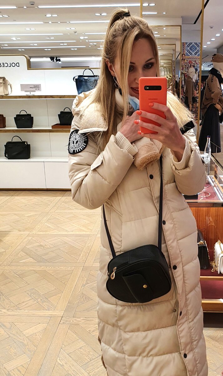 Вот, кстати, тот пуховик (или пуховое пальто). Носится хорошо. Не особенно теплый, на весну скорее. Пока не разорвался))) Кстати, сумка (которая изначально рюкзак) тоже из Алиэкспресс (цена вопроса - 300 рублей)