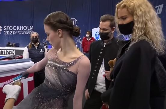 Анна Щербакова, Этери Тутберидзе, Даниил Глейхенгауз после произвольной программы на чемпионате мира. Источник фото: YouTube канал Первого канала.